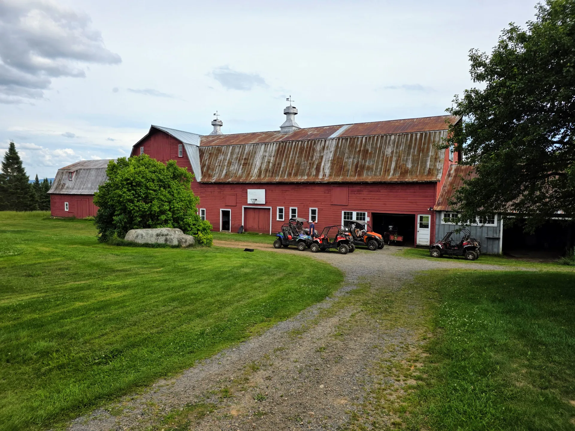 A red barn at Farmhouse UTVs.